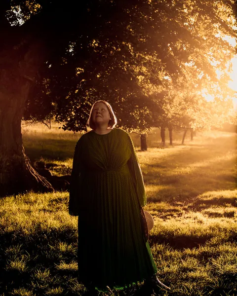 Anke Prczygodda im Abendlicht unter Bäumen